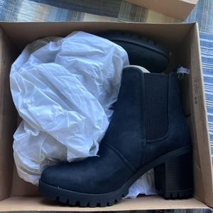 Womens hazel UGG boots. Waterproof. Black size 10